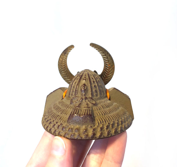 Cast iron paperweight - Japanese helmet kabuto (with cushions)